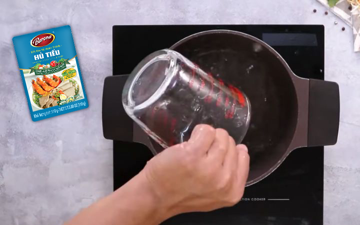 Bước 3: Nấu nước dùng hủ tiếu nam vang