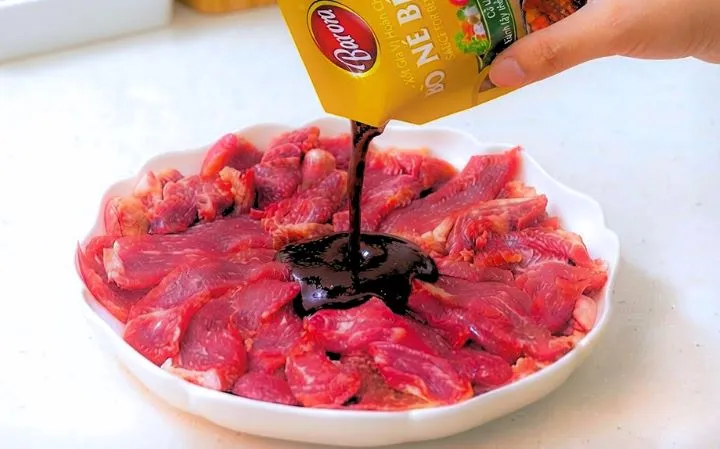 Bước 2: Ướp bò