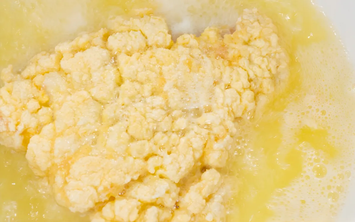 Bước 2: Chiên cá