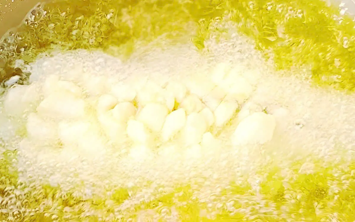 Bước 2: Chiên cá