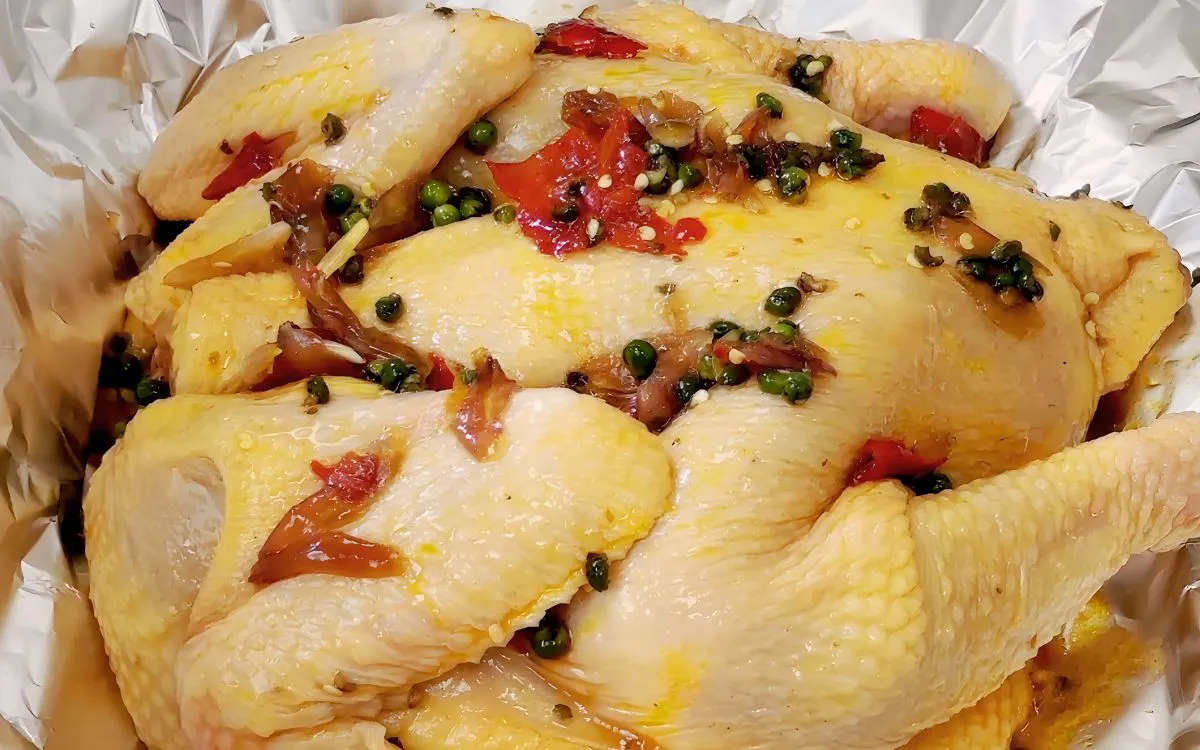 Bước 2: Pha xốt nước mắm và ướp gà