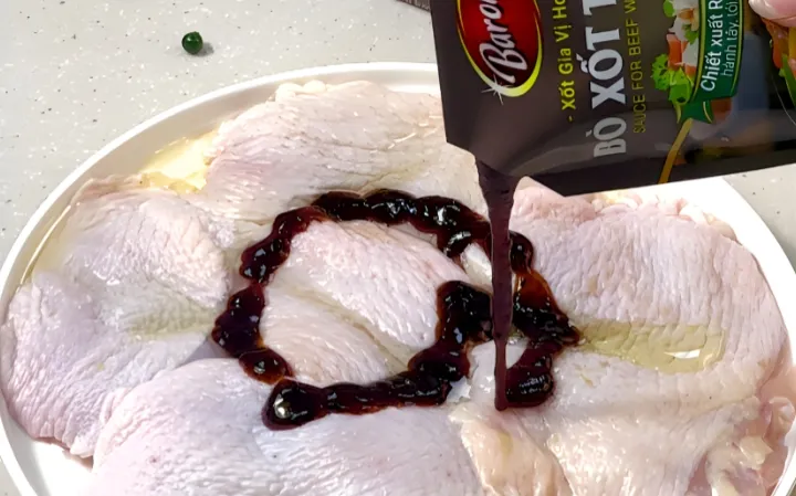 Bước 2: Ướp gà