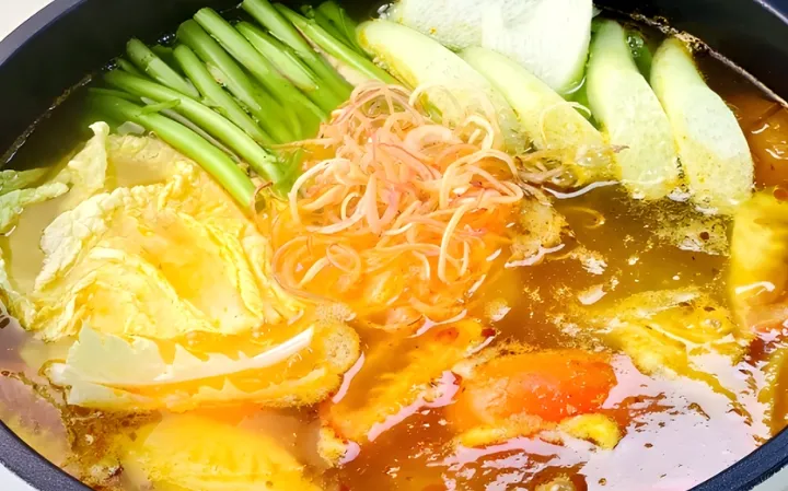 Bước 3: Nấu Lẩu Cá Diêu Hồng Chua Cay