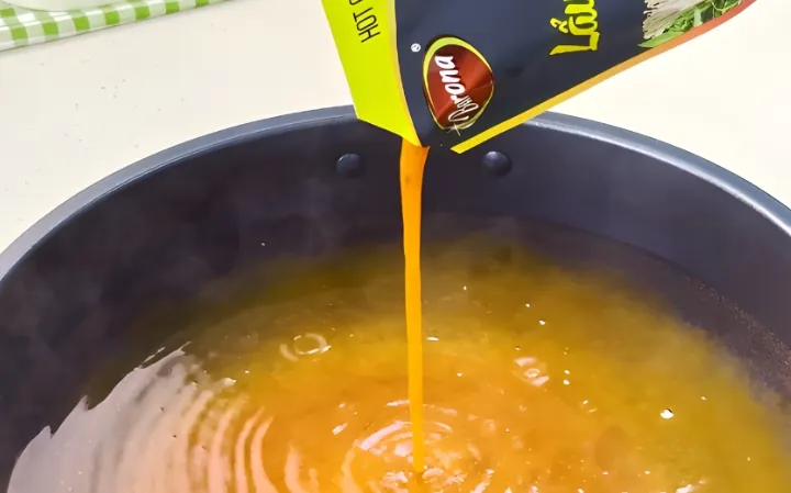 Bước 2: Nấu nước dùng