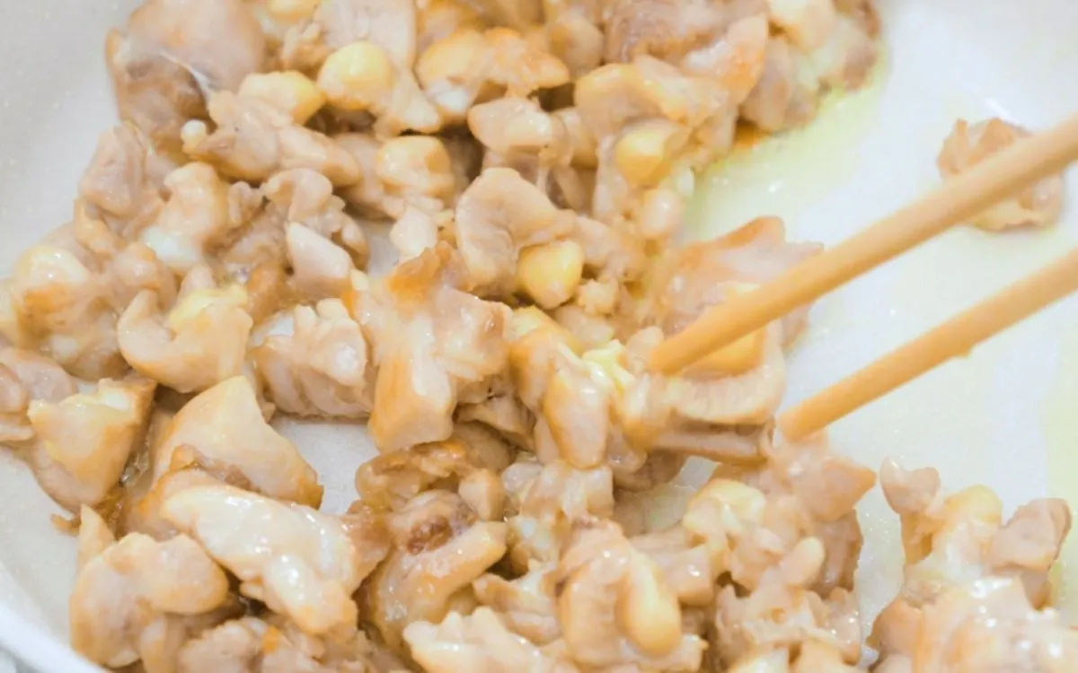 Bước 3: Chiên sụn gà