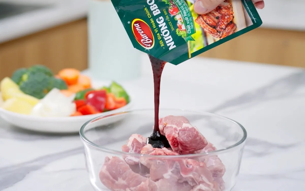 Bước 2: Ướp sườn nướng