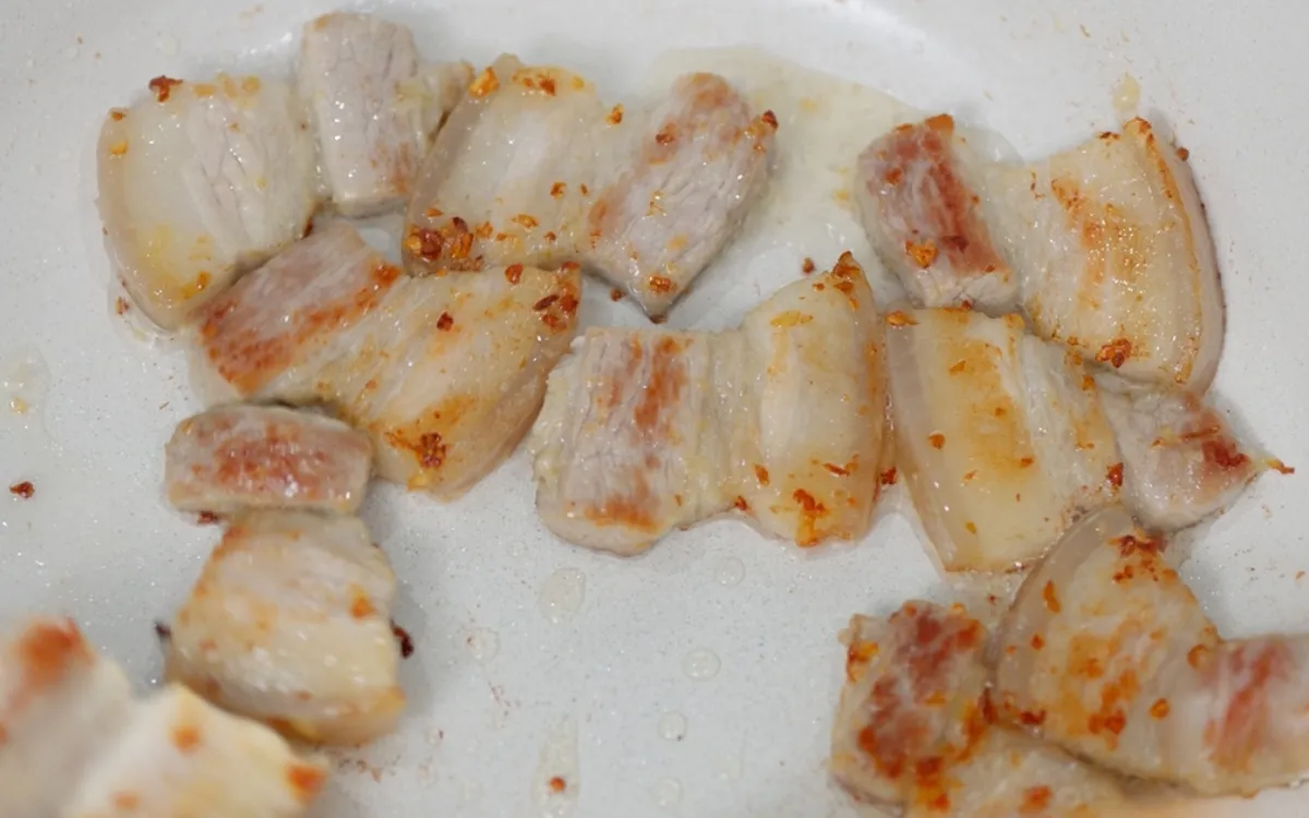 Bước 2: Chiên thịt