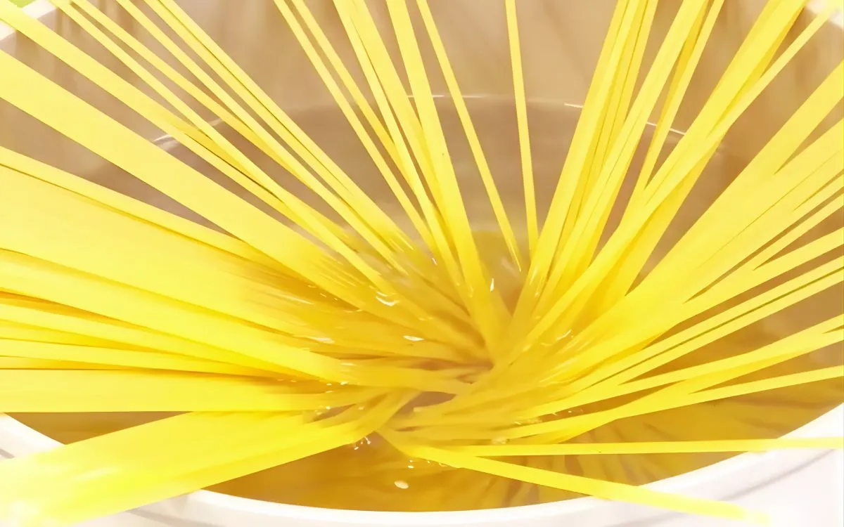 Bước 1: Luộc mì