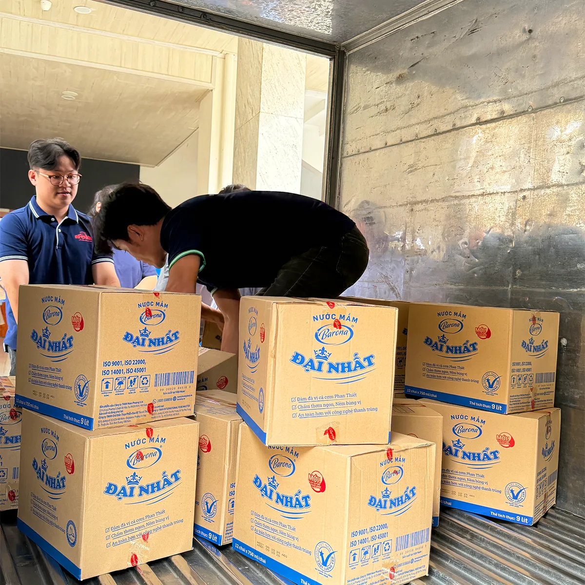 Nuoc-mam-dai-nhat-chung-tay-cuu-tro-ba-con-vung-lu-mien-trung (1)