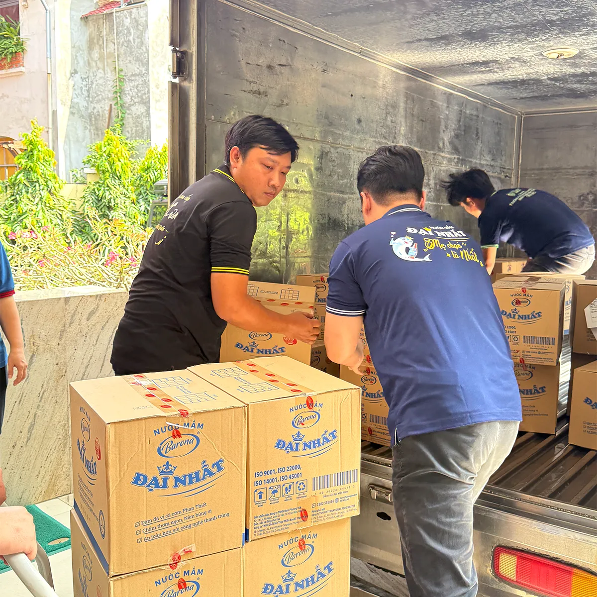 Nuoc-mam-dai-nhat-chung-tay-cuu-tro-ba-con-vung-lu-mien-trung (2)