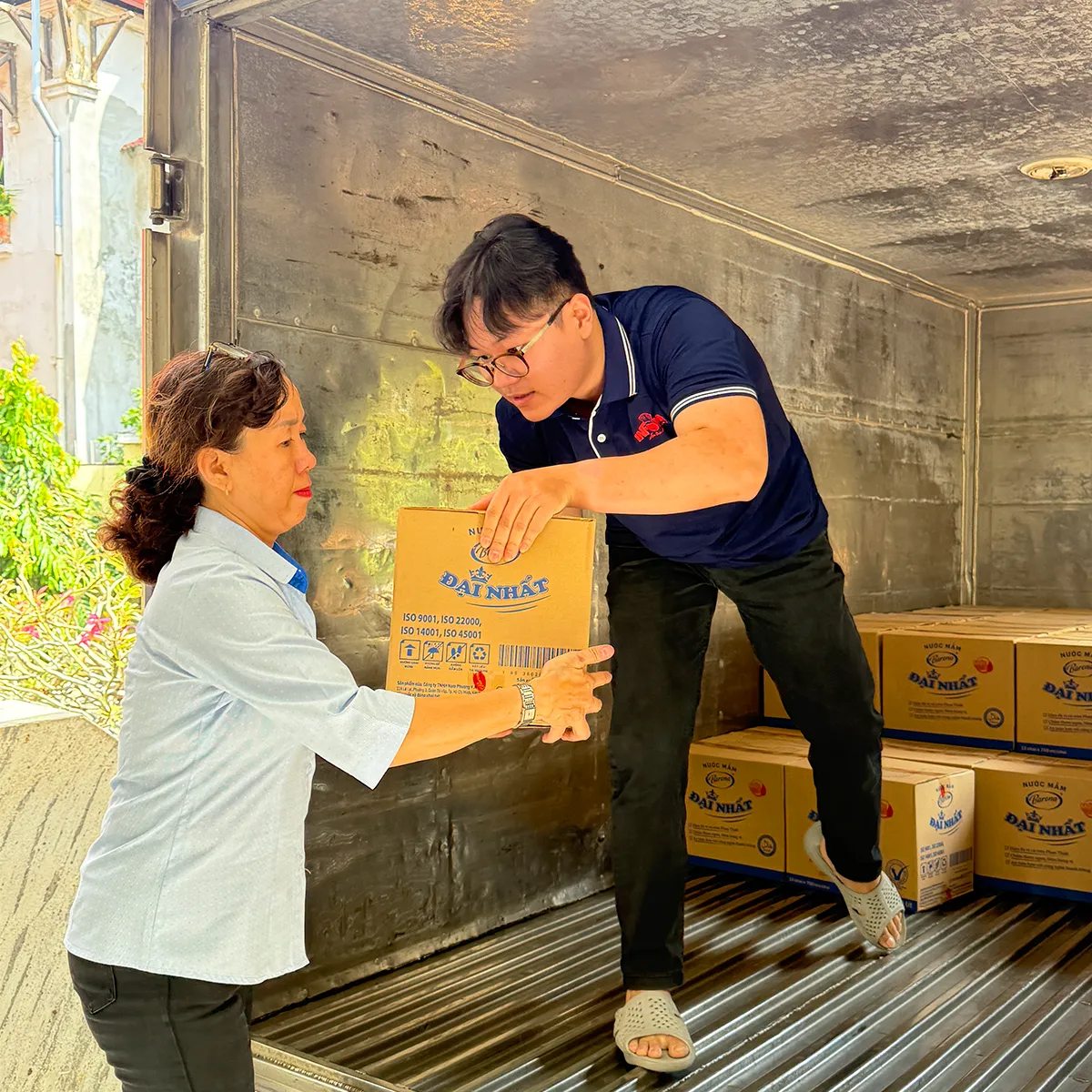 Nuoc-mam-dai-nhat-chung-tay-cuu-tro-ba-con-vung-lu-mien-trung (5)