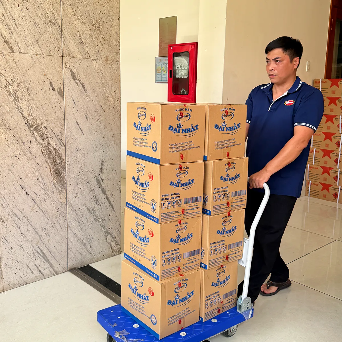 Nuoc-mam-dai-nhat-chung-tay-cuu-tro-ba-con-vung-lu-mien-trung (6)