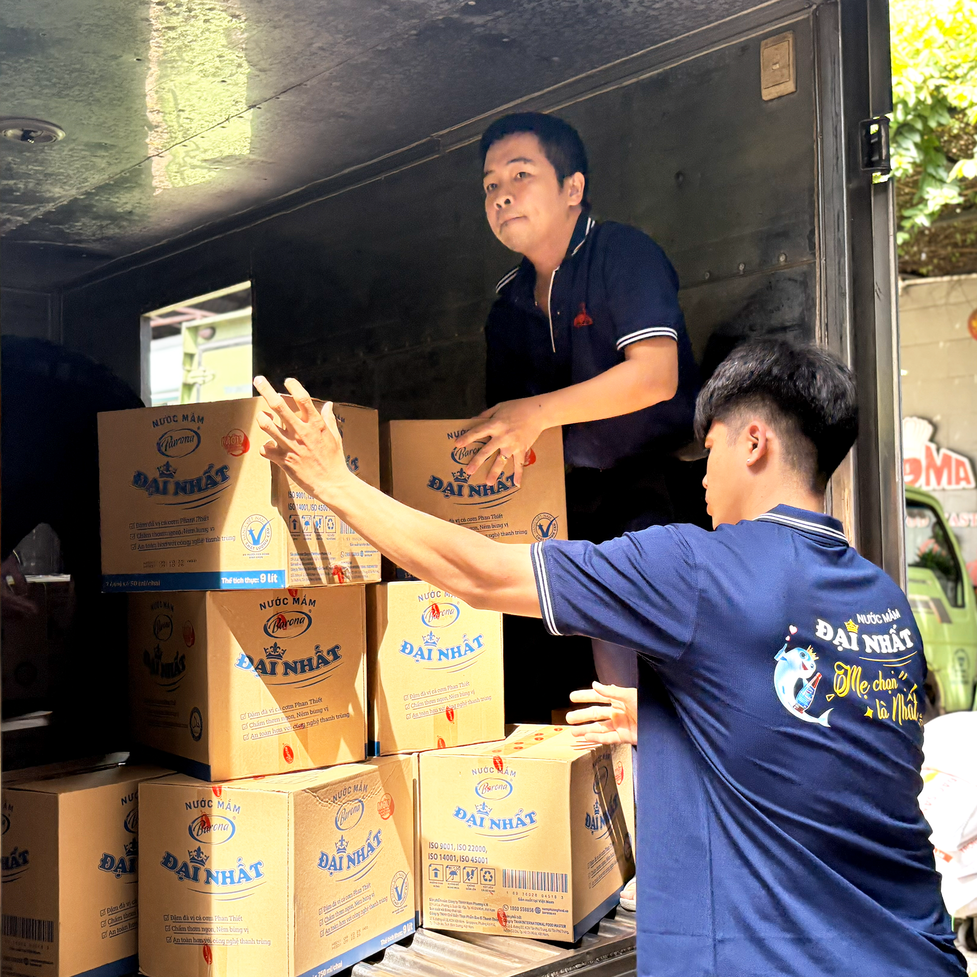 Nuoc-mam-dai-nhat-chung-tay-cuu-tro-ba-con-vung-lu-mien-trung-moi